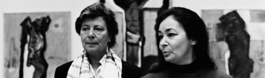 Magda Szabó (a la derecha) en la exposición de Piroska Szántó en 1970