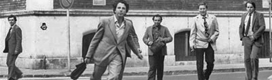 El miembro de la oposicin democrtica al rgimen comunista, Ferenc Kszeg, rodeado de agentes secretos. La singular foto fue sacada por Gbor Demszky, otro conocido disidente del sistema, en 1983.